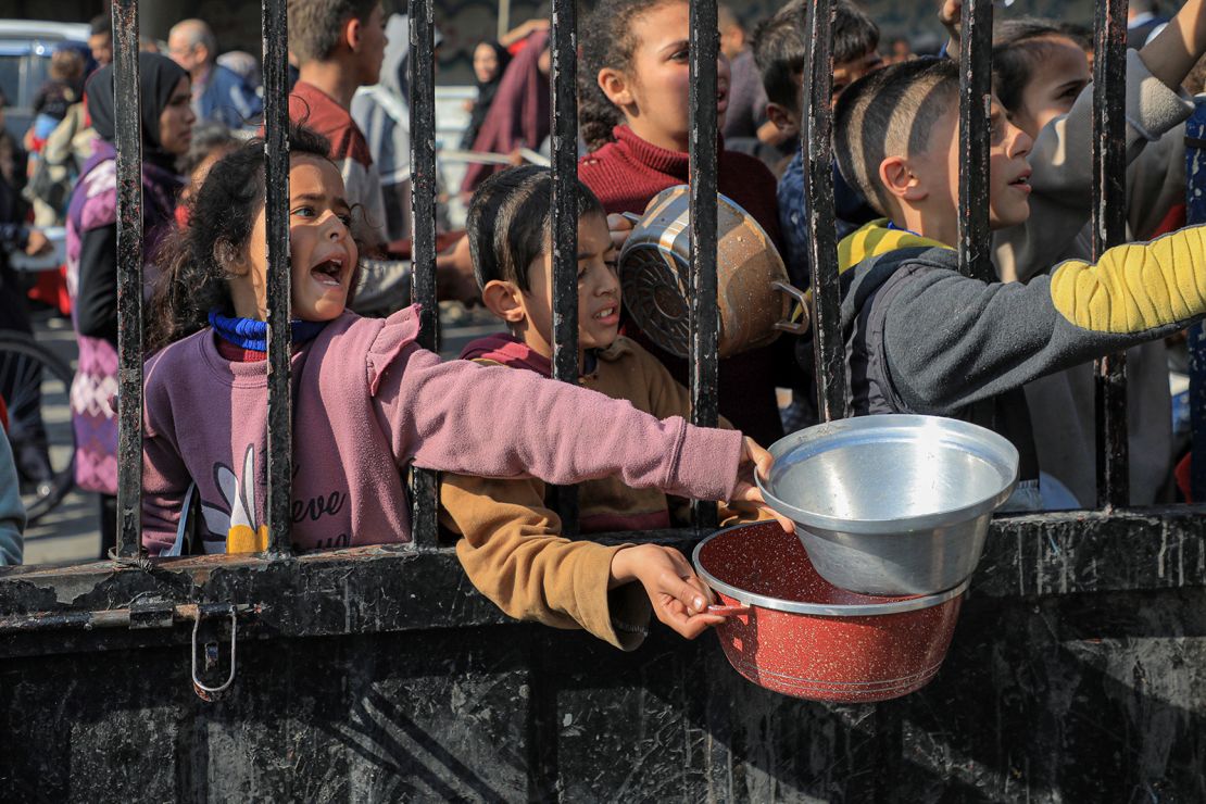 A medida que la hambruna masiva se extiende por Gaza, incluso los trabajadores humanitarios se están consumiendo.
